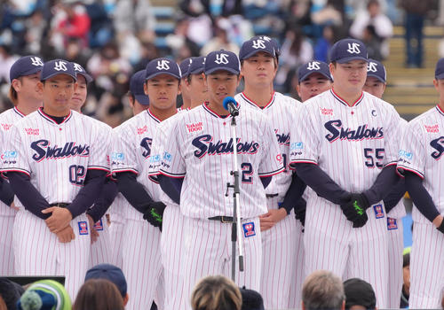 来季の新選手会長就任が決まり、あいさつするヤクルト古賀（中央）（撮影・足立雅史）
