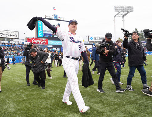ファンに手を振って応えるヤクルト村上（撮影・足立雅史）