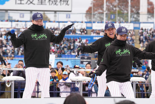 ダンスを踊るヤクルトの村上（左）と山田（右）（撮影・足立雅史）