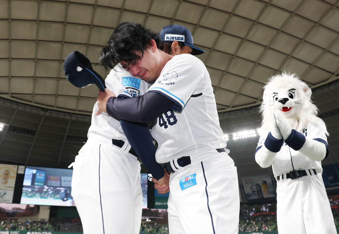 西武ファン感謝イベント「LIONS THANKS FESTA 2025」でクロージングセレモニーを終え感極まった西武今井（手前）は高橋と握手し抱擁を交わす（撮影・宮地輝）