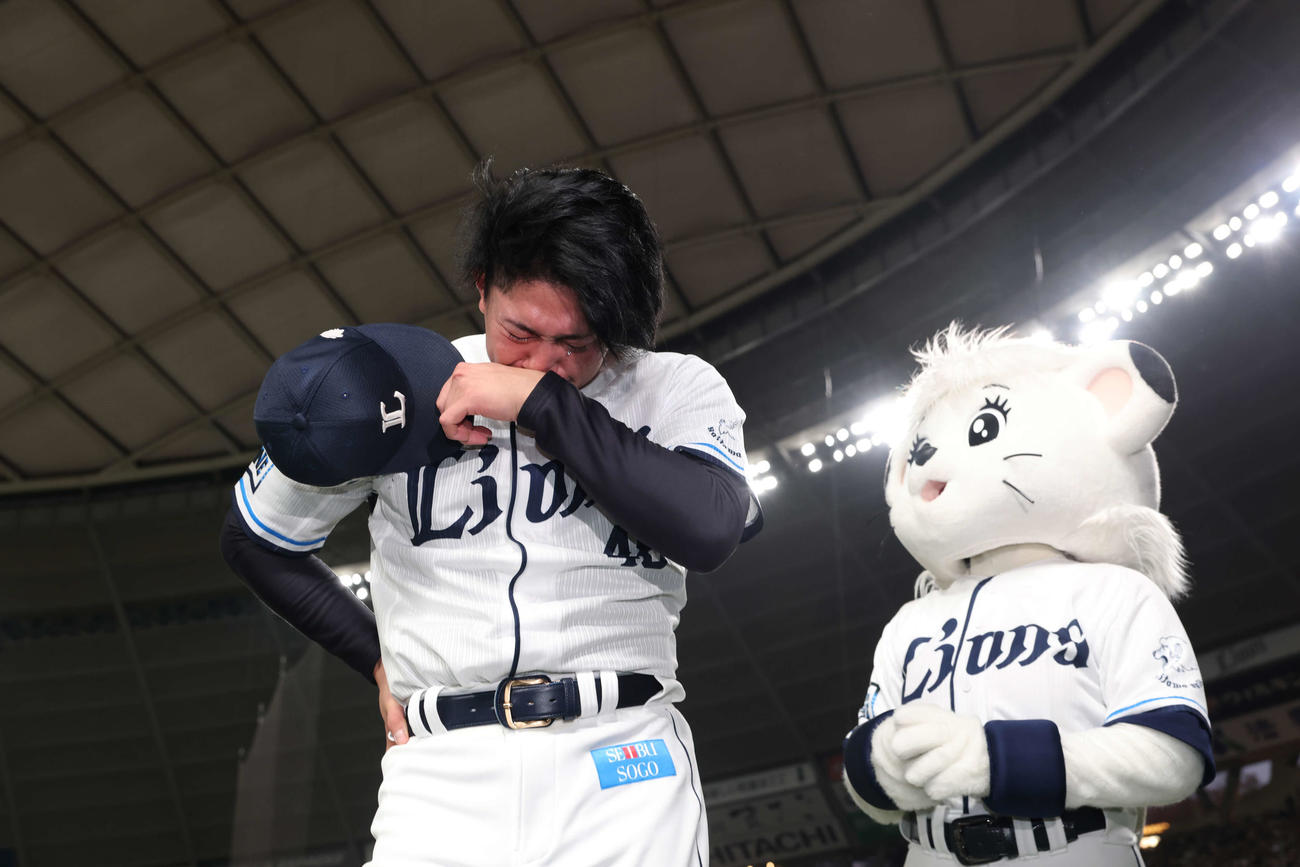 西武ファン感謝イベント「LIONS THANKS FESTA 2025」でクロージングセレモニーを終え涙があふれる西武今井（撮影・宮地輝）
