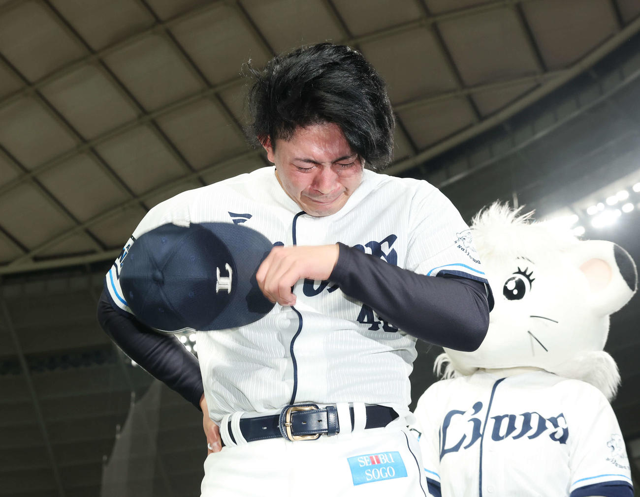 西武ファン感謝イベント「LIONS THANKS FESTA 2025」でクロージングセレモニーを終え涙があふれる西武今井（撮影・宮地輝）