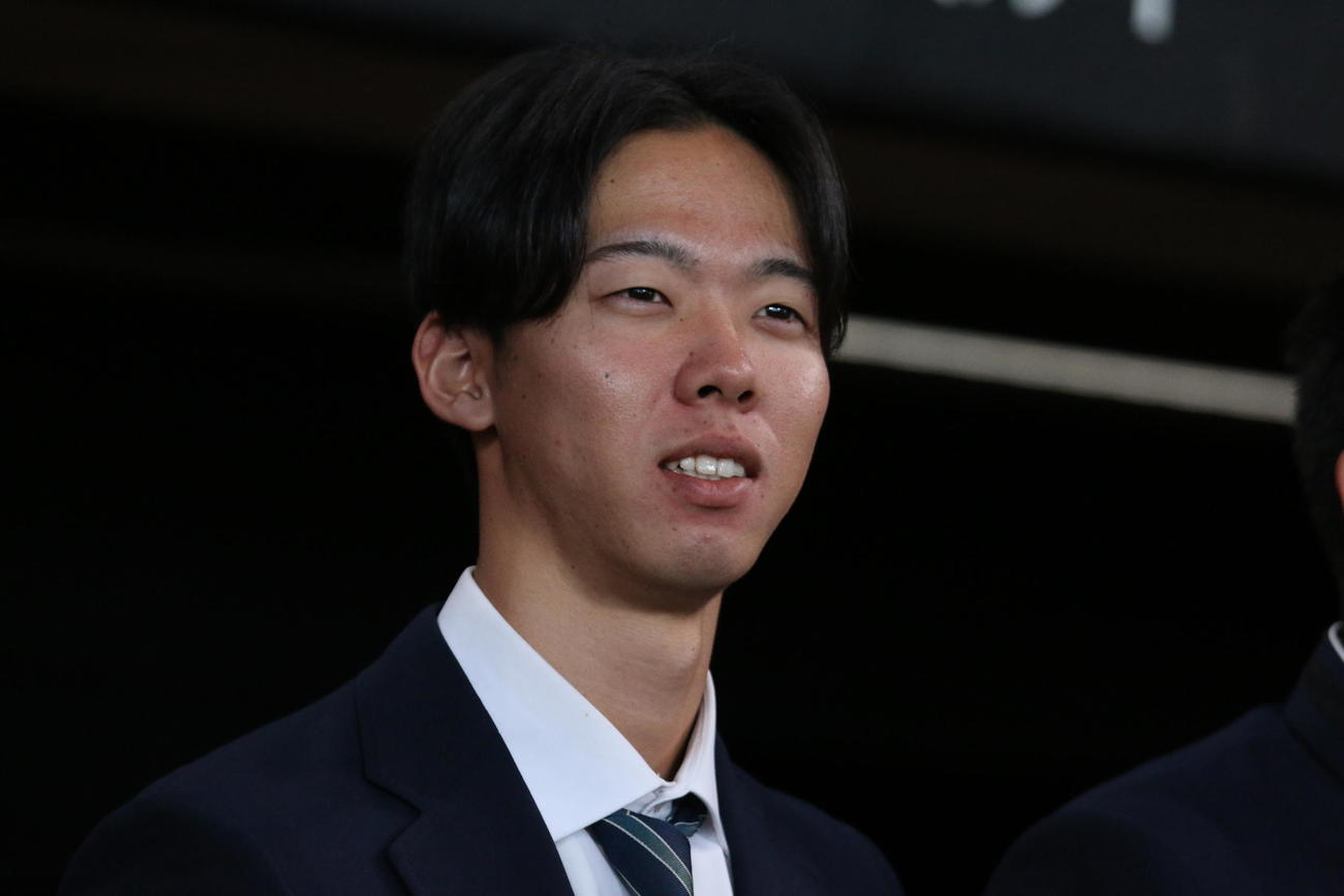 施設見学でエスコンフィールドを訪れた日本ハムのドラフト1位明大・大川慈英