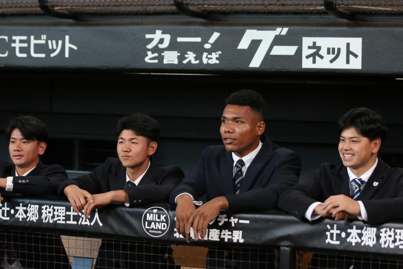 施設見学でエスコンフィールドを訪れた日本ハムの新人選手（左から）ドラフト3位東海大・大塚瑠晏内野手、同4位日大藤沢・半田南斗、同2位大阪学院大・エドポロ　ケイン、育成1位北海学園大・常谷拓輝