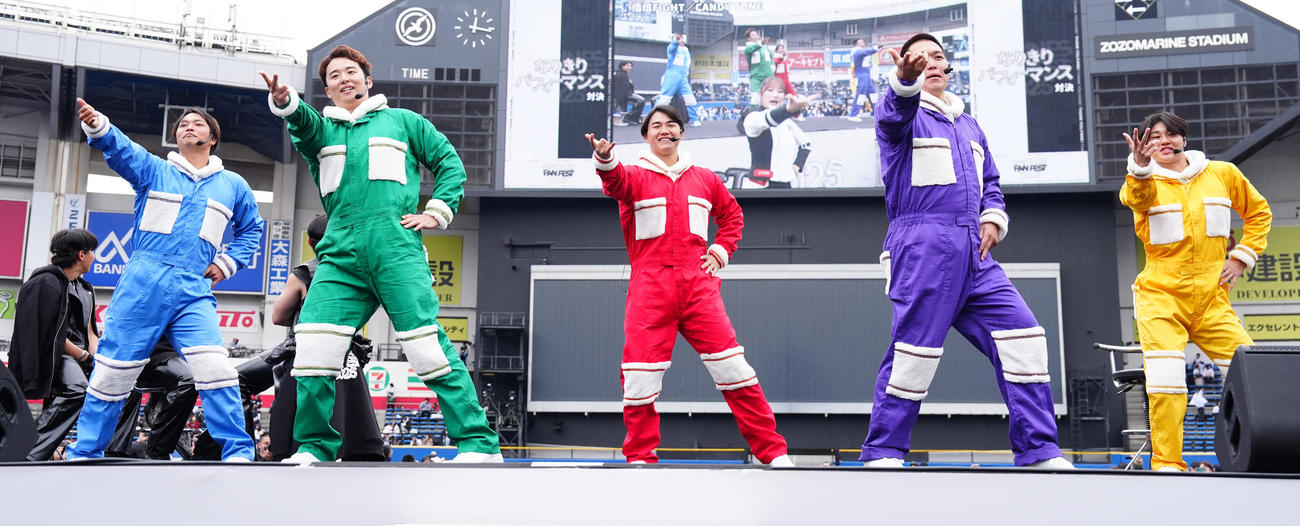ロッテファン感謝デー　「なりきりパフォーマンス対決」でダンスするロッテの、左から石垣、横山、西川、広畑、広池（撮影・鈴木みどり）