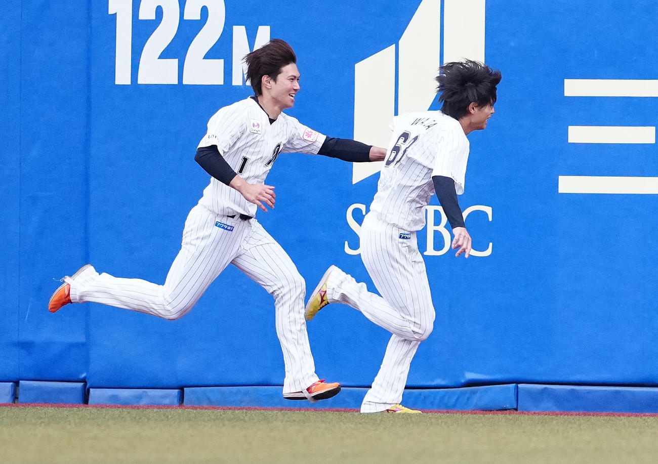 ダッシュマンレースで和田（右）にバトンパスするロッテ藤原（撮影・鈴木みどり）