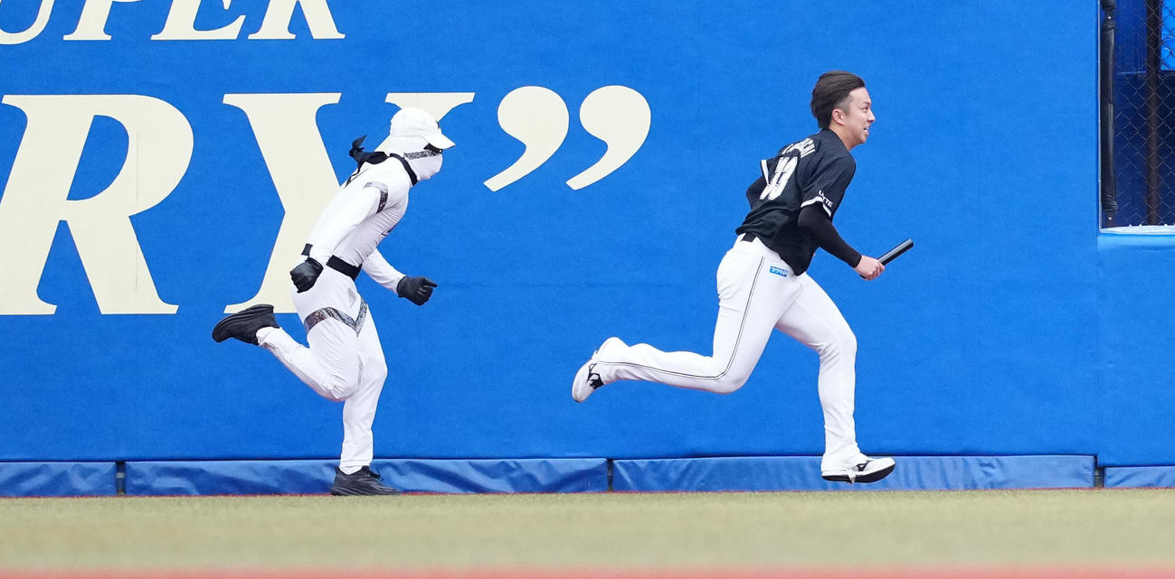 ダッシュマンレースで力走するロッテ武内（撮影・鈴木みどり）