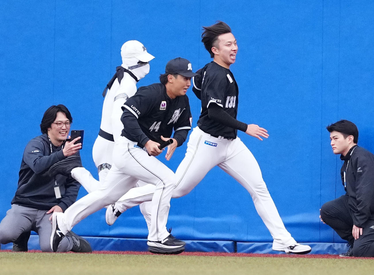 ダッシュマンレースで宮崎（中央）にバトンを渡すロッテ武内（撮影・鈴木みどり）