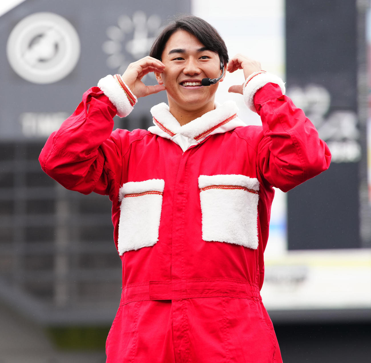 「なりきりパフォーマンス対決」でポーズを取るロッテ西川（撮影・鈴木みどり）