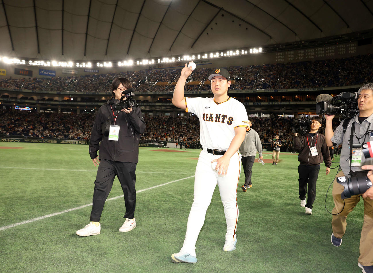 ジャイアンツフェスタ2025　スタンドに場内1周であいさつする巨人岡本（撮影・浅見桂子）