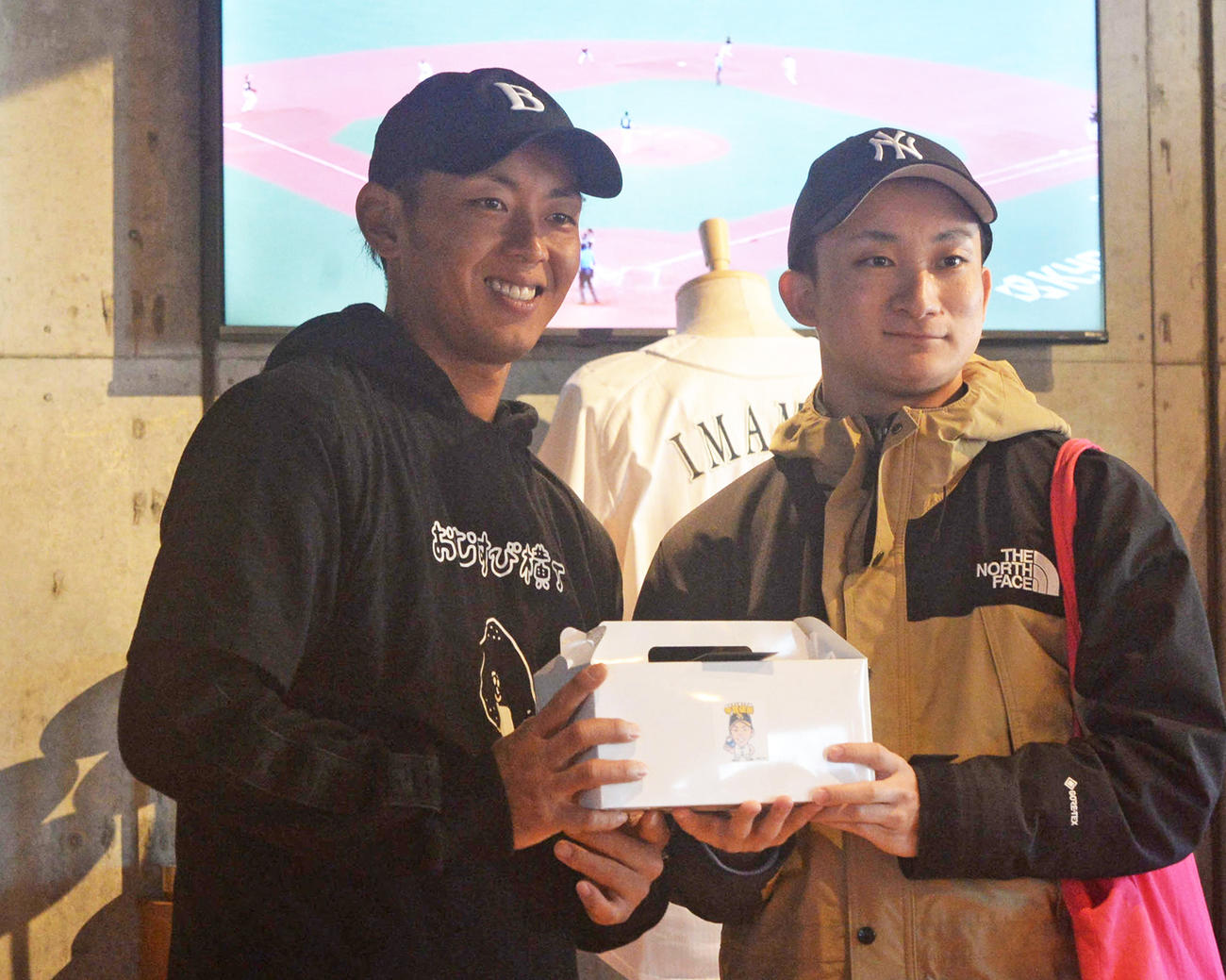 おむすび横丁の一日店長を務めたソフトバンク今宮（撮影・佐藤究）