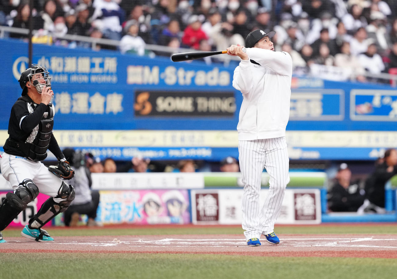 白黒野球対決の3回裏にサヨナラ本塁打を放つロッテ小野（撮影・鈴木みどり）