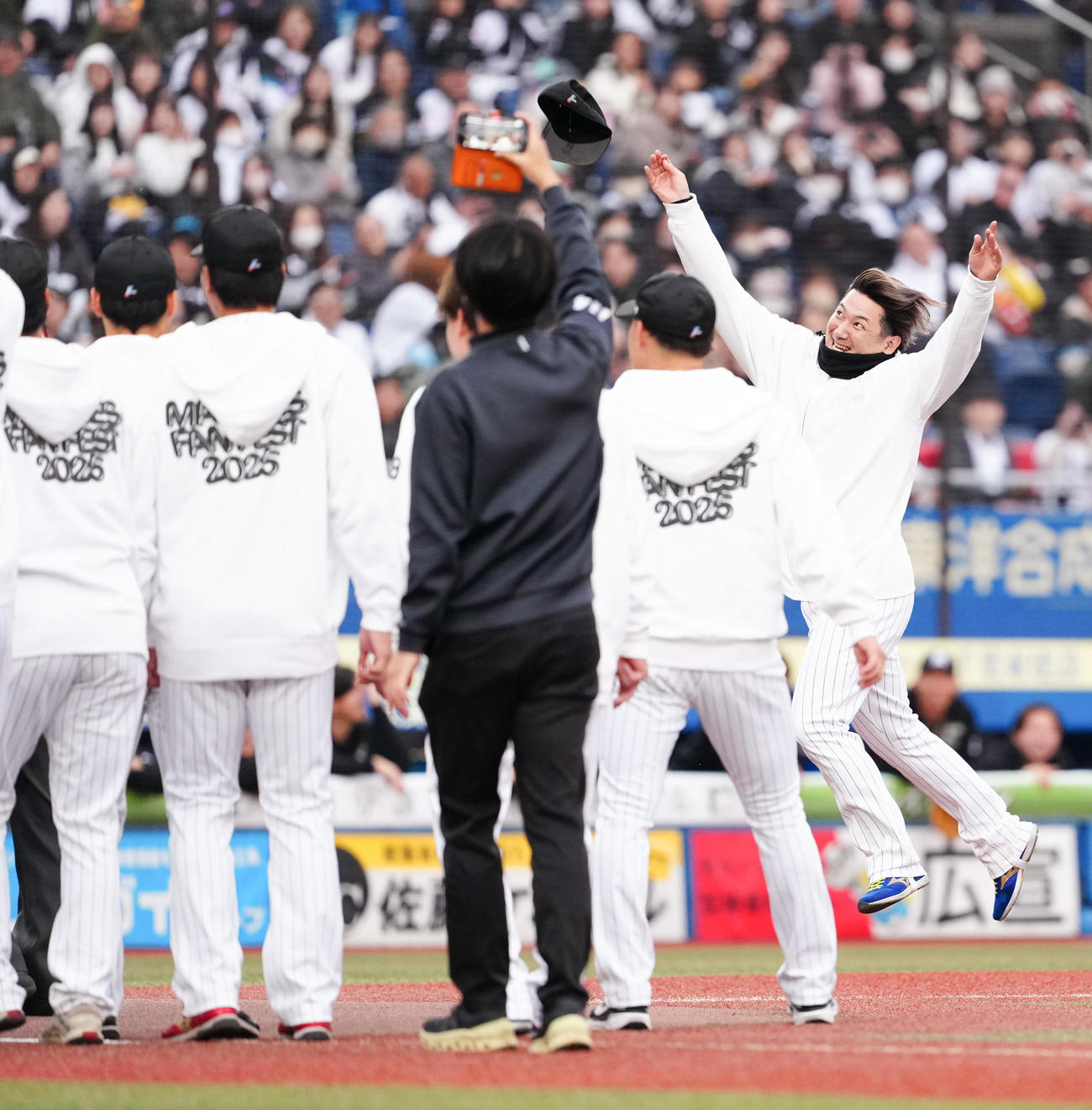 白黒野球対決の3回裏にサヨナラ本塁打を放ち、生還するロッテ小野（撮影・鈴木みどり）