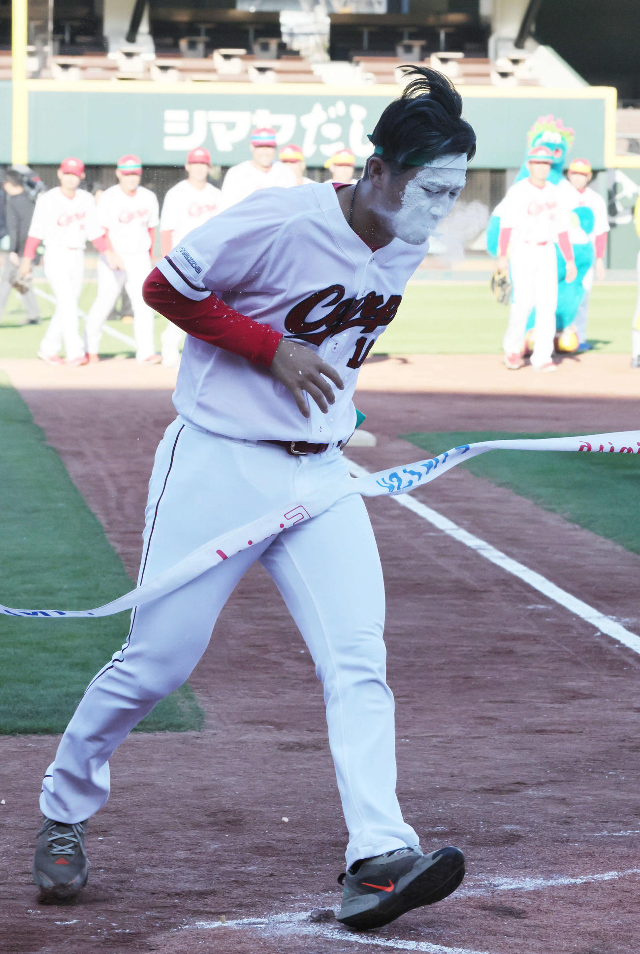 障害物リレーでトップでゴールする佐々木（撮影・加藤孝規）　