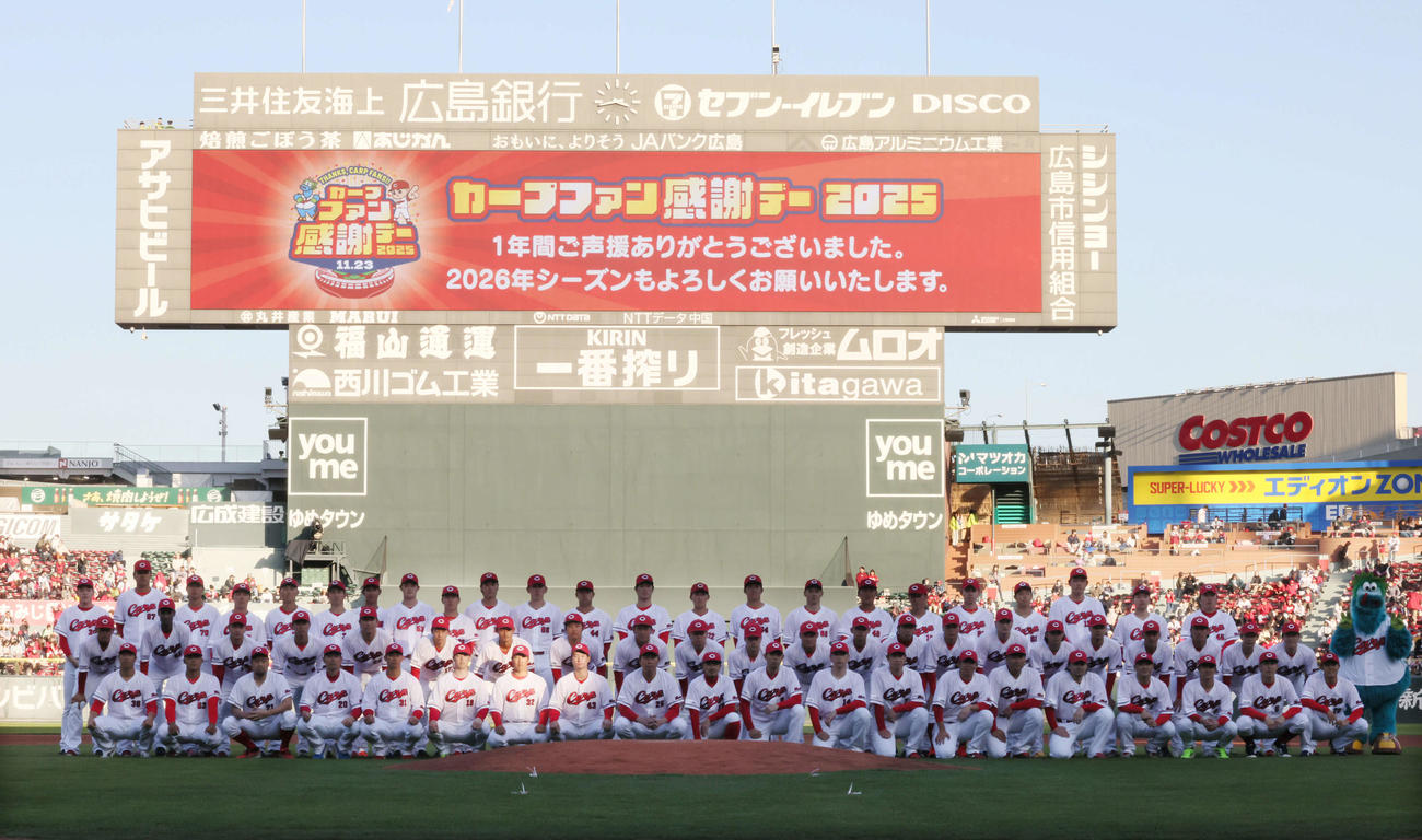 紅白戦ソフトボール対決　最後に集合写真におさまるナインら（撮影・加藤孝規）　