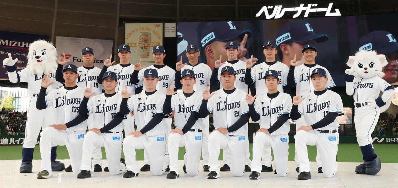 西武ファン感謝イベント「LIONS THANKS FESTA 2025」で記念撮影に納まる新入団選手たち、前列左から安藤、平口、秋山、小島、岩城、川田、正木、後列左から斉藤、新井、横田、西口監督、堀越、今岡、浜岡（撮影・宮地輝）