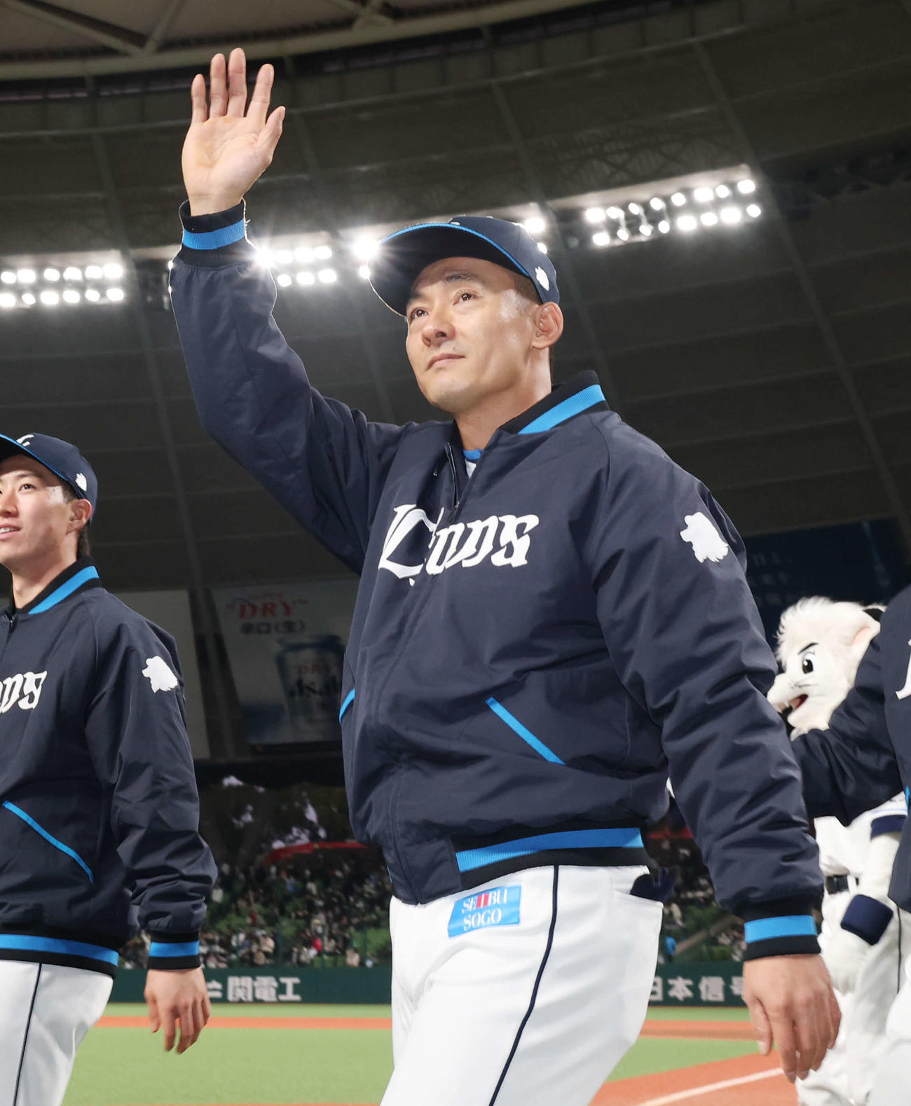 西武ファン感謝イベント「LIONS THANKS FESTA 2025」でクロージングセレモニーを終えファンに手を振る西武栗山（撮影・宮地輝）