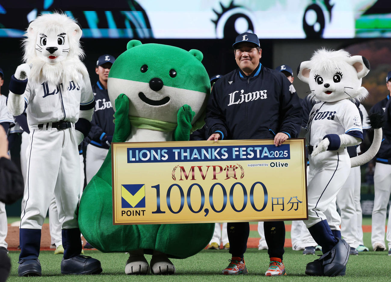西武ファン感謝イベント「LIONS THANKS FESTA 2025」でMVP賞に輝いた西武中村剛（撮影・宮地輝）