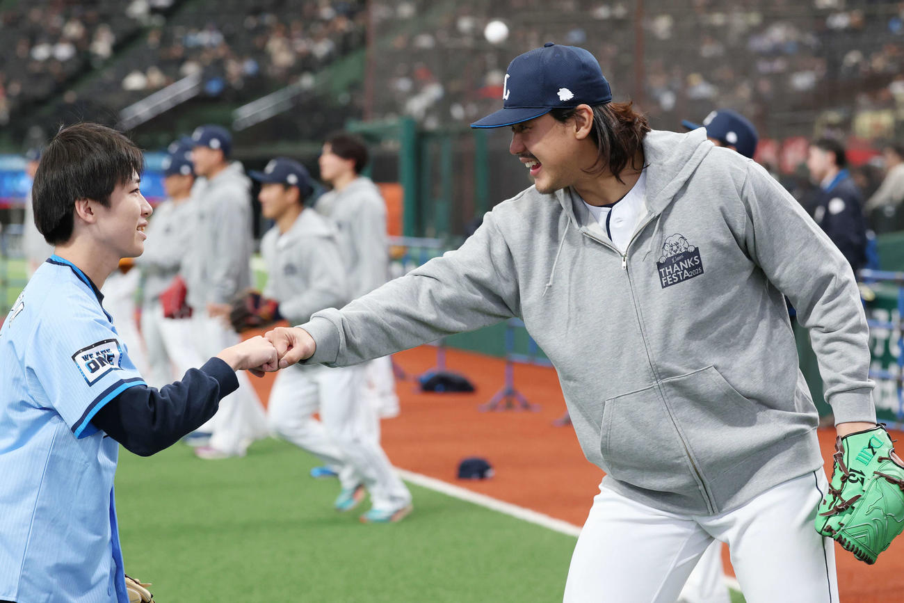 西武ファン感謝イベント「LIONS THANKS FESTA 2025」でファンとキャッチボールをしタッチを交わす西武高橋（撮影・宮地輝）