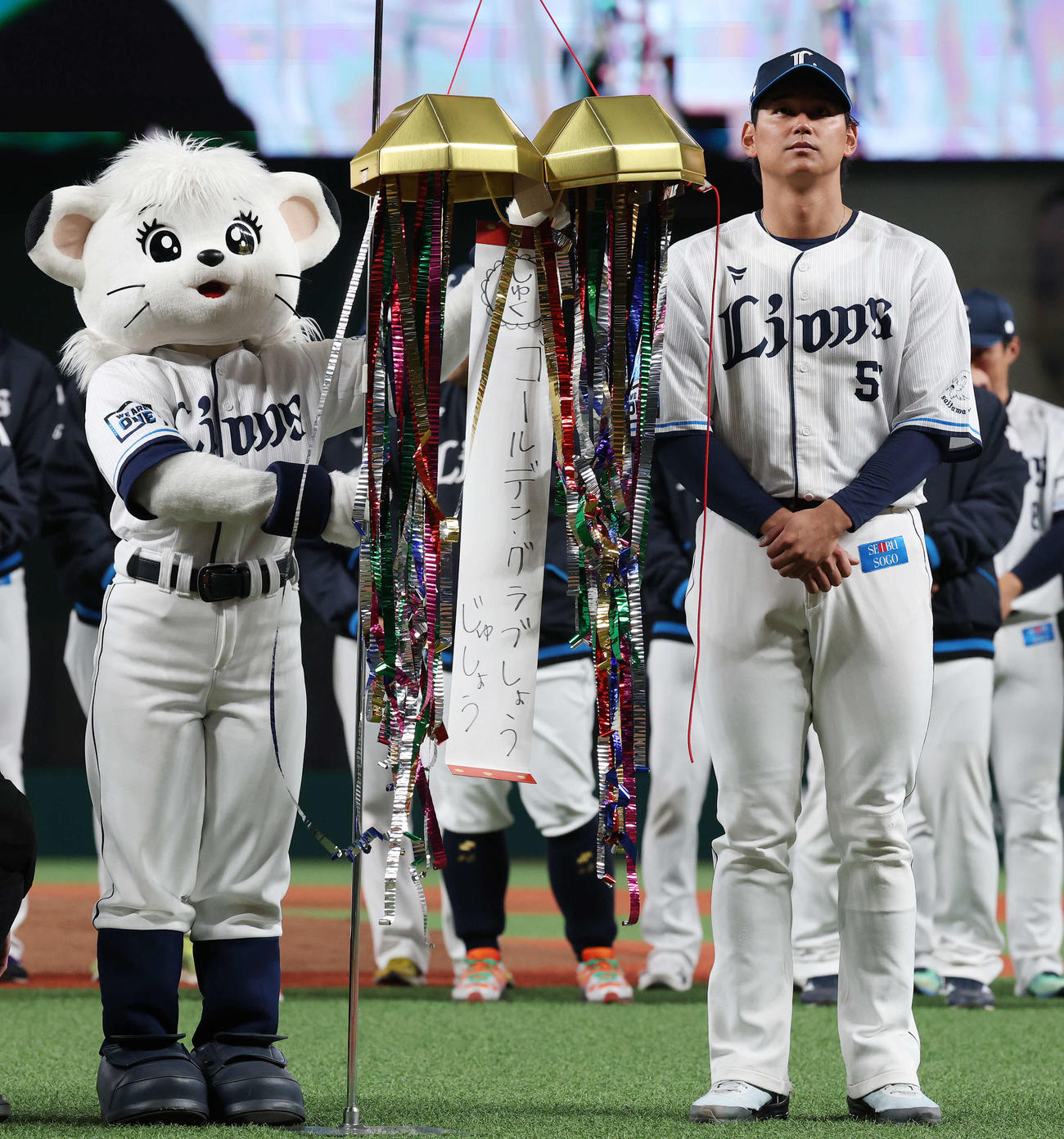 西武ファン感謝イベント「LIONS THANKS FESTA 2025」でゴールデン・グラブ受賞を祝福される西川愛也（撮影・宮地輝）