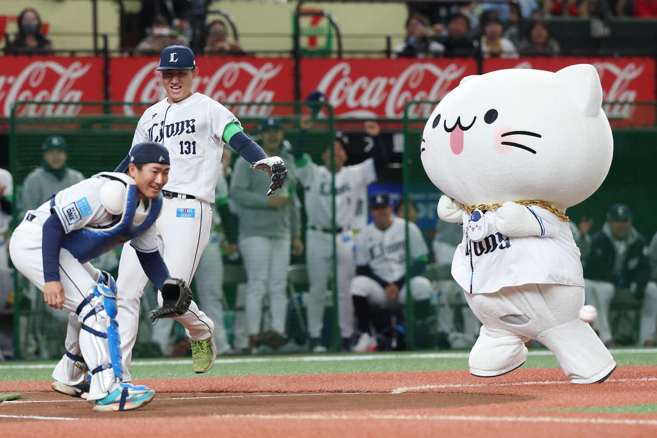 西武ファン感謝イベント「LIONS THANKS FESTA 2025」の圧倒的エンタメベースボール！で生還するべるーにゃ（撮影・宮地輝）