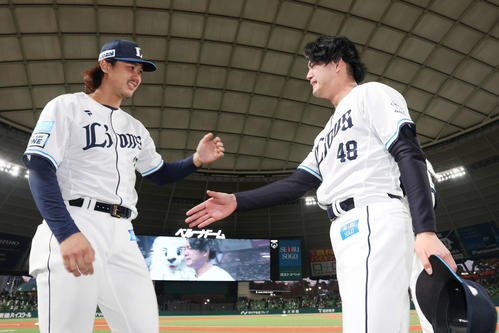 西武ファン感謝イベント「LIONS THANKS FESTA 2025」でクロージングセレモニーを終え感極まった西武今井（右）は高橋と握手を交わす（撮影・宮地輝）
