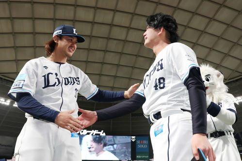 25年11月23日　西武ファン感謝イベント「LIONS THANKS FESTA 2025」でクロージングセレモニーを終え感極まった西武今井（右）は高橋と握手を交わす（撮影・宮地輝）