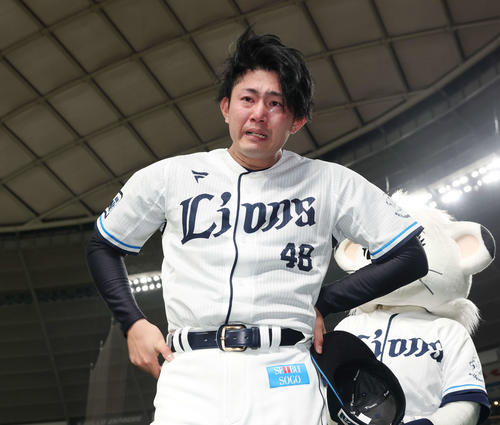 西武ファン感謝イベント「LIONS THANKS FESTA 2025」でクロージングセレモニーを終え涙があふれる西武今井（撮影・宮地輝）