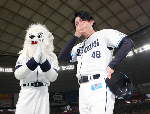 25年11月23日　西武ファン感謝イベント「LIONS THANKS FESTA 2025」でクロージングセレモニーを終え涙があふれる西武今井（撮影・宮地輝）