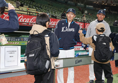 西武ファン感謝イベント「LIONS THANKS FESTA 2025」で大分市佐賀関地域大規模火災の募金活動を行う西武源田（左）と鳥越ヘッドコーチ（撮影・宮地輝）