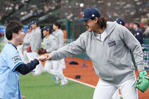 西武ファン感謝イベント「LIONS THANKS FESTA 2025」でファンとキャッチボールをしタッチを交わす西武高橋（撮影・宮地輝）