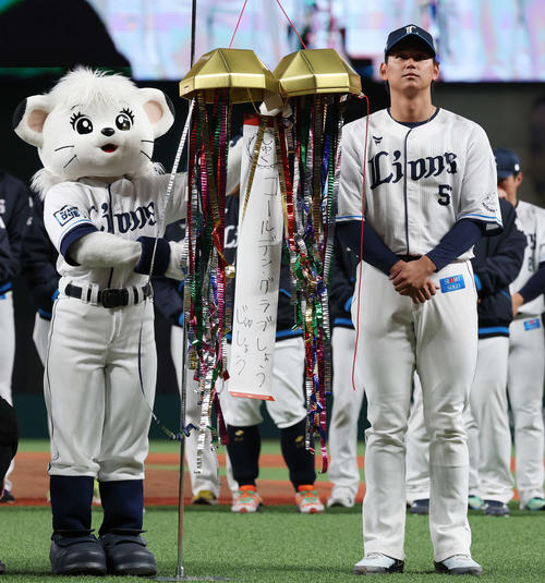西武ファン感謝イベント「LIONS THANKS FESTA 2025」でゴールデン・グラブ受賞を祝福される西川愛也（撮影・宮地輝）