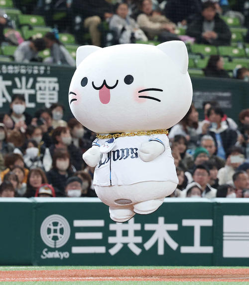 西武ファン感謝イベント「LIONS THANKS FESTA 2025」の圧倒的エンタメベースボール！に登場したべるーにゃ（撮影・宮地輝）