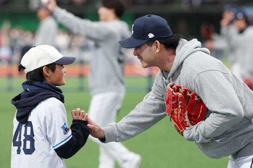 西武ファン感謝イベント「LIONS THANKS FESTA 2025」でファンとキャッチボールをしタッチを交わす西武今井（撮影・宮地輝）