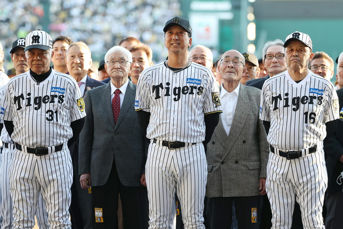 フィナーレで記念写真に納まる、手前左から阪神掛布OB会長、藤川監督、岡田監督オーナー付顧問（撮影・前田充）