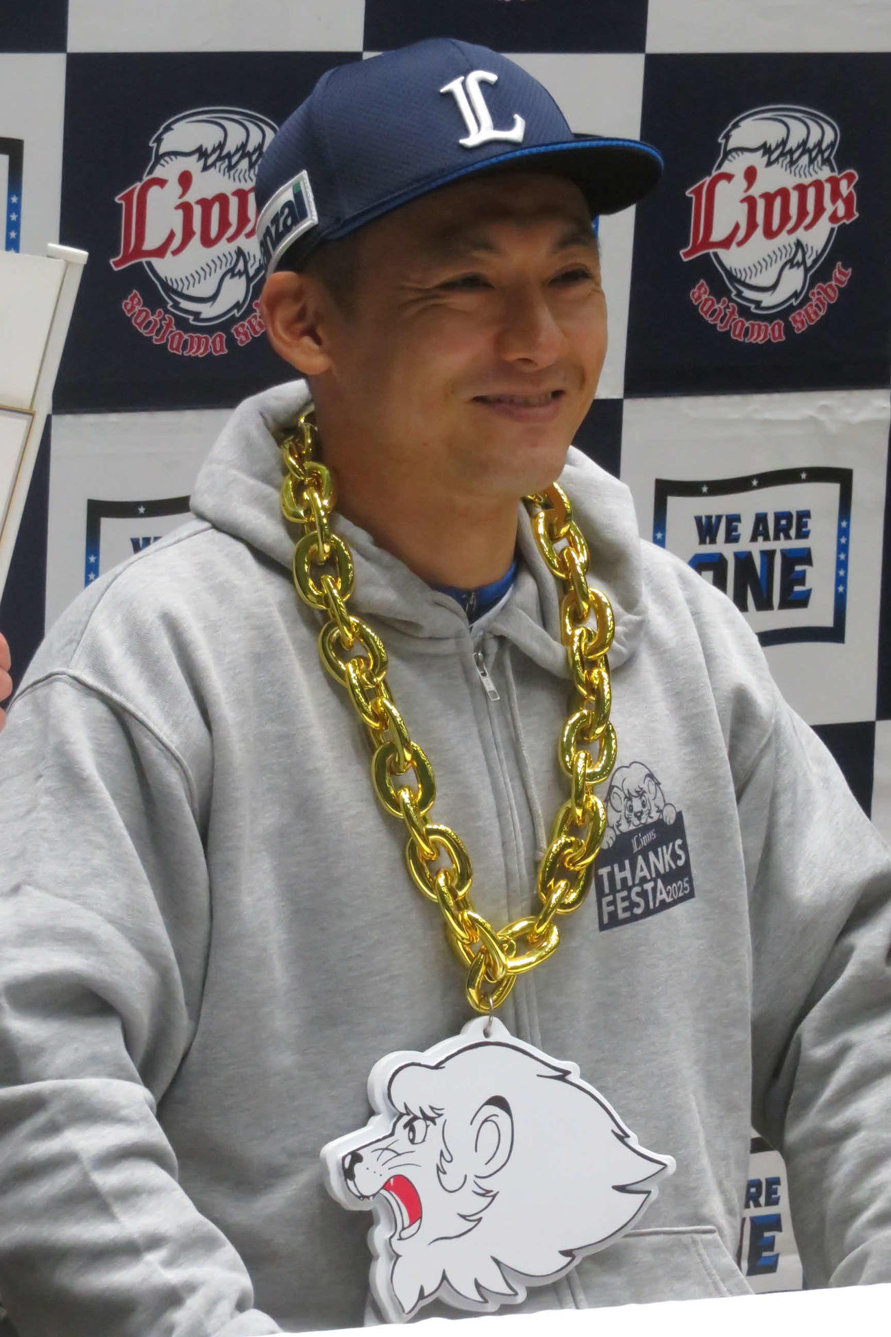 ファン感謝イベントでビッグチェーンネックレスを付ける西武栗山