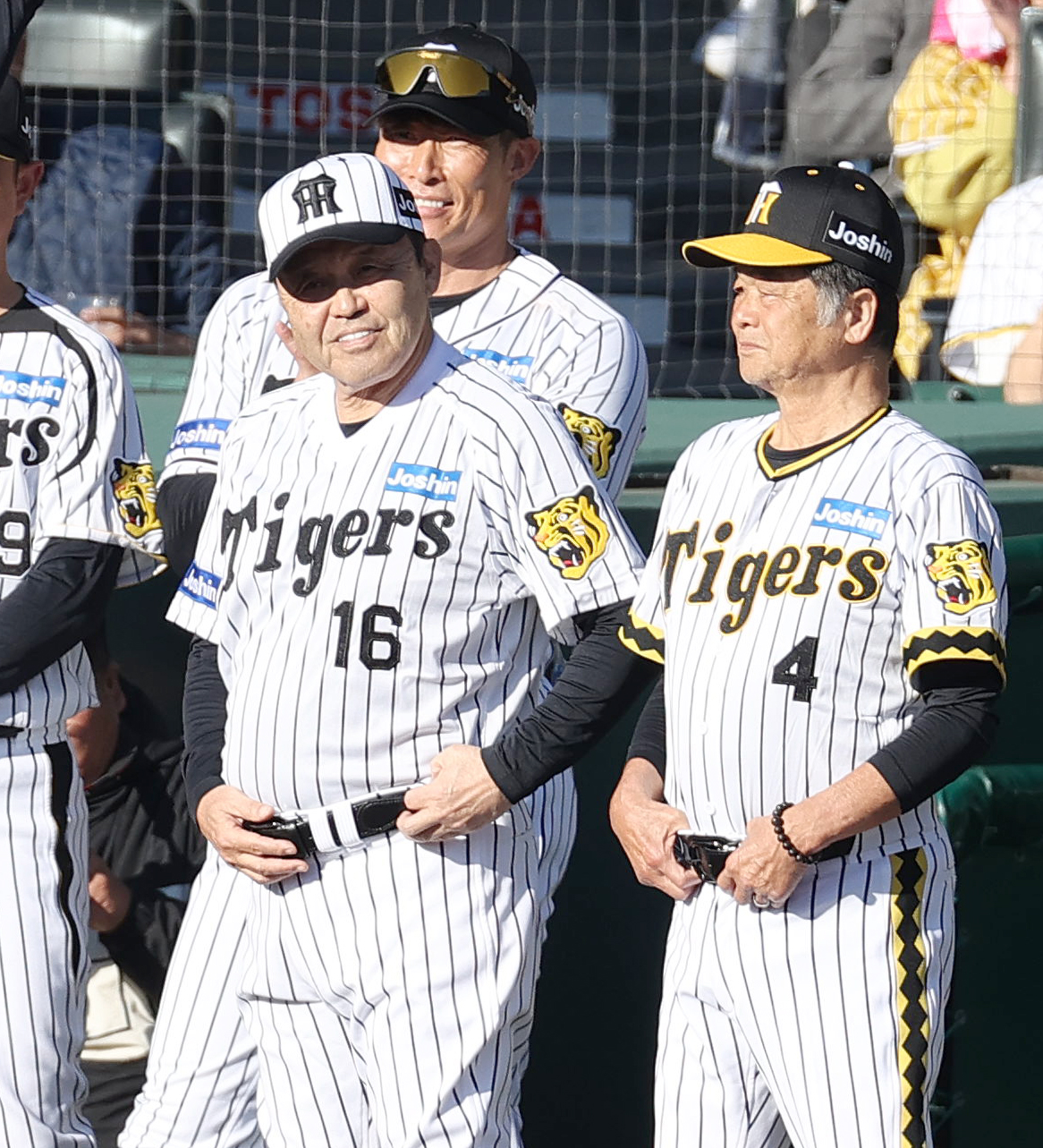 阪神対レジェンドオールスターズ　笑顔を見せる阪神岡田オーナー付顧問（左）。右は川藤氏、中央は糸井SA（撮影・上山淳一）