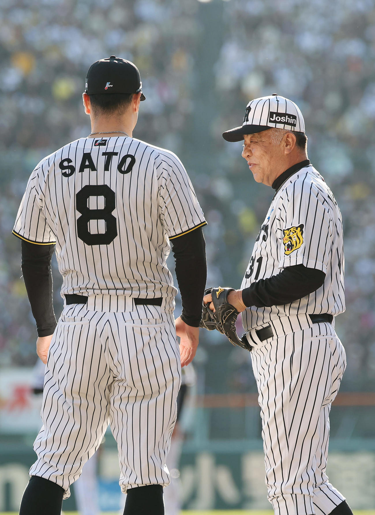 阪神ファン感謝デーで言葉を交わす阪神佐藤輝（左）と掛布OB会長（撮影・前田充）