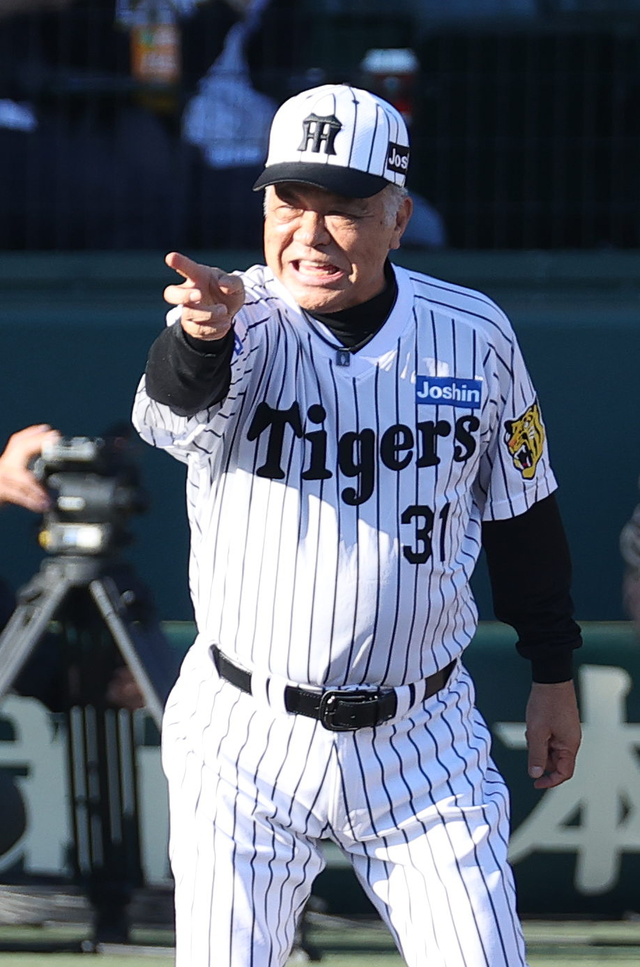 阪神対レジェンドオールスターズ　右前打を放ち笑顔を見せる掛布OB会長（撮影・上山淳一）