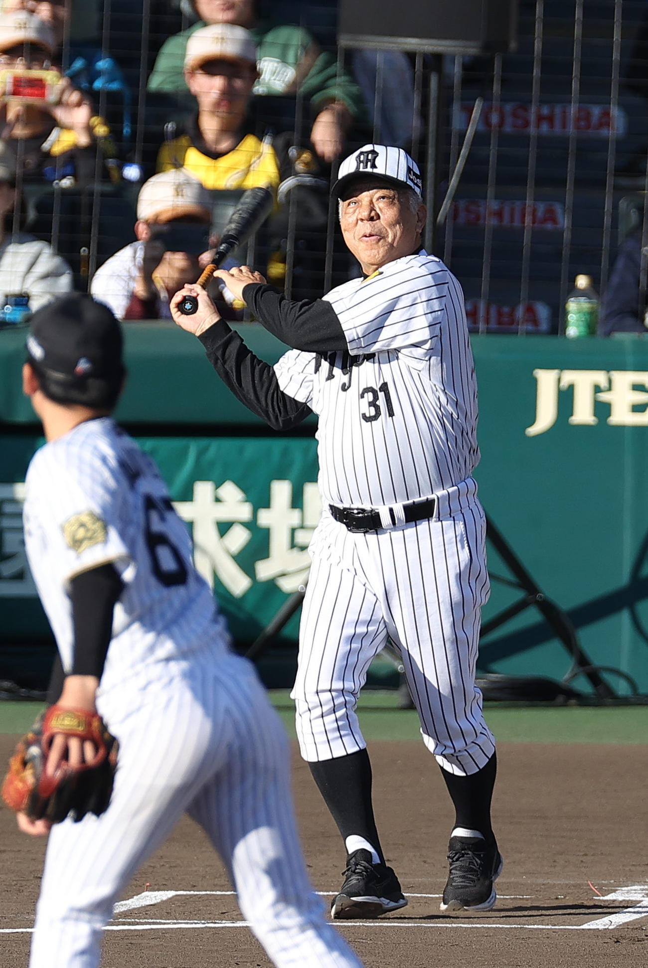 阪神対レジェンドオールスターズ　右前打を放つ掛布OB会長（撮影・上山淳一）