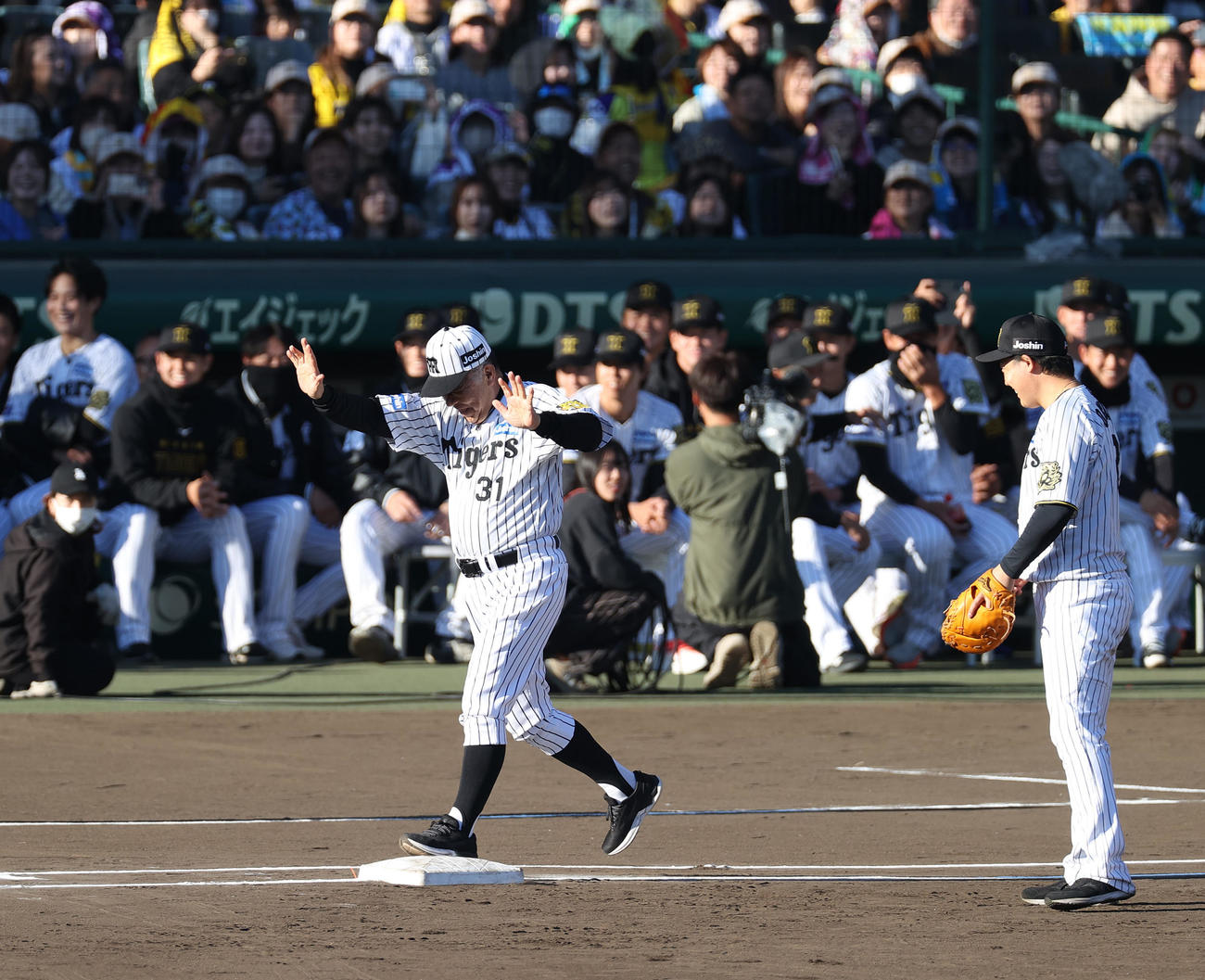 阪神対レジェンドオールスターズ　右前打を放つ掛布OB会長。右は大山（撮影・上山淳一）