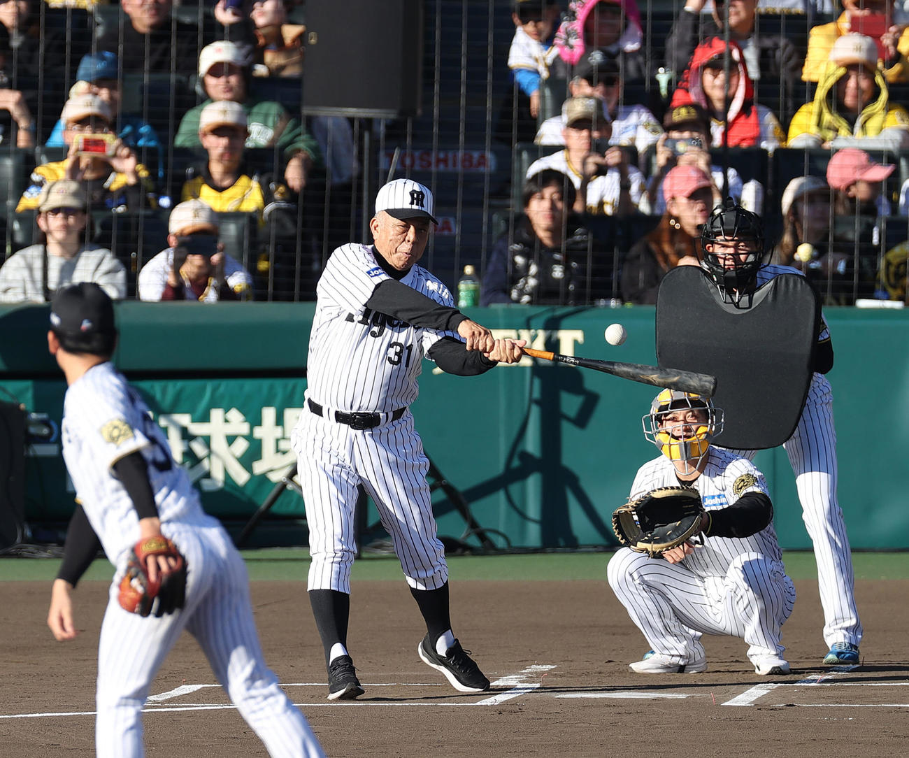 阪神対レジェンドオールスターズ　右前打を放つ掛布OB会長（撮影・上山淳一）