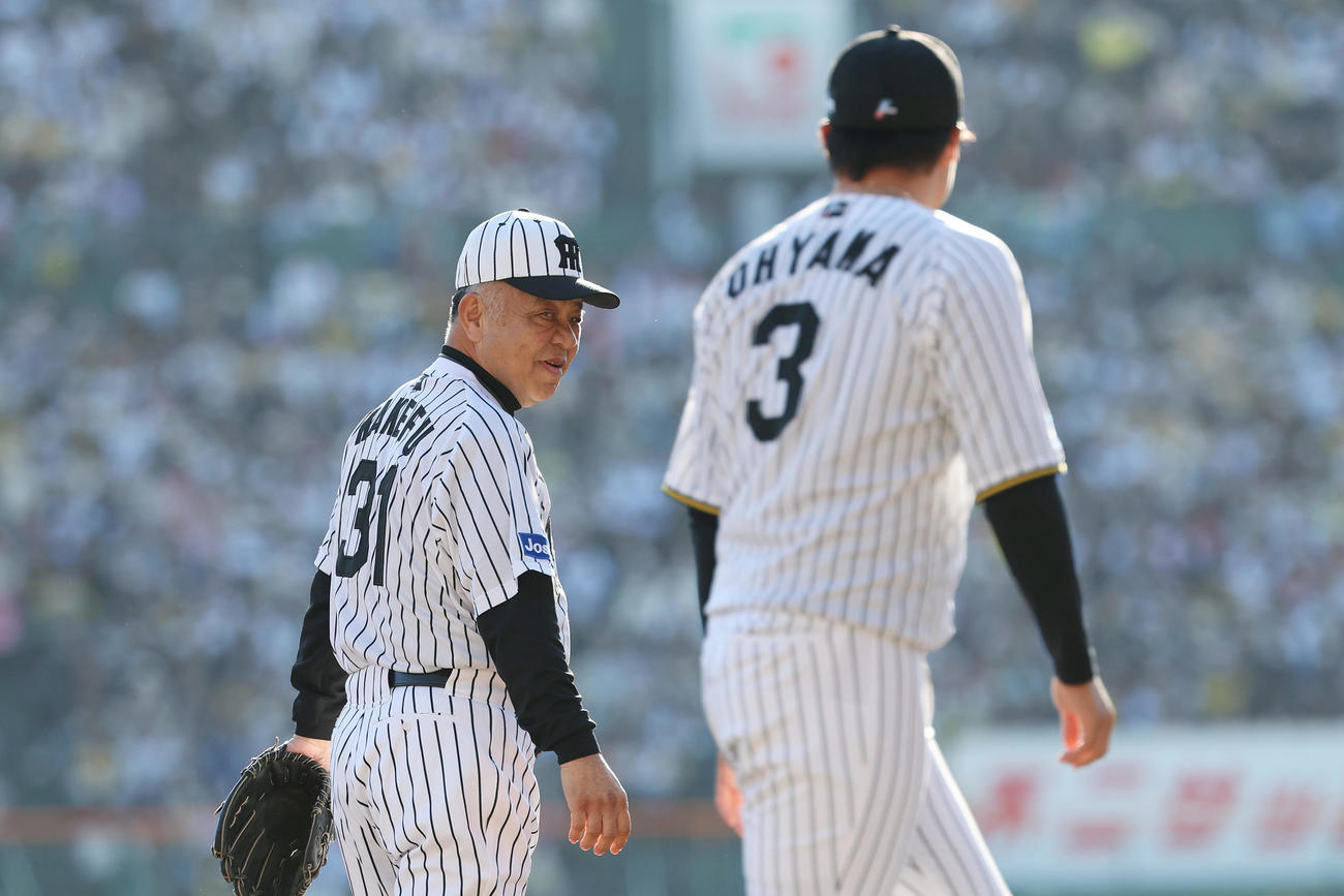 阪神ファン感謝デーで阪神大山（右）と言葉を交わす掛布OB会長（撮影・前田充）