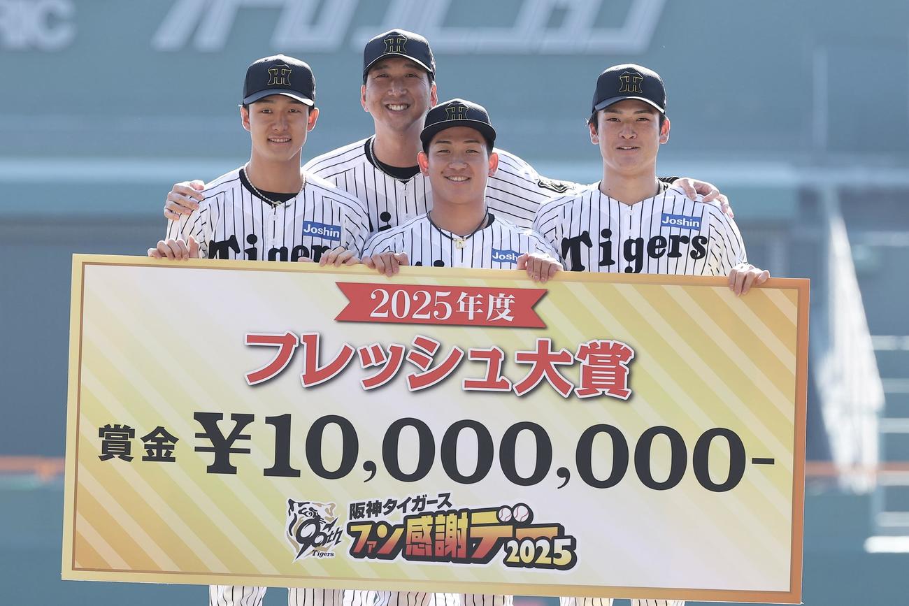 フレッシュ大賞を受賞し、阪神藤川監督（左から2人目）と写真に収まる、左から小幡、ひとりおいて伊原、高寺
