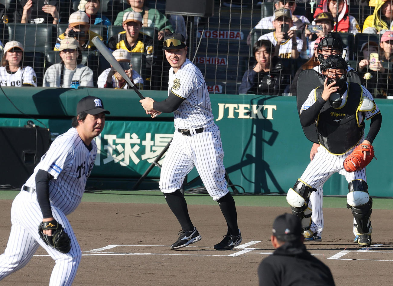 阪神対レジェンドオールスターズ　井川氏と対決する佐藤輝（撮影・上山淳一）