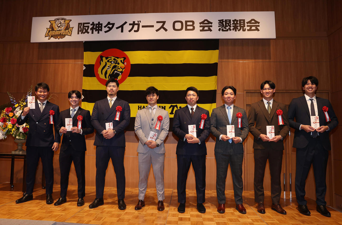 阪神OB総会で表彰を受け記念撮影する、左から森下、中野、佐藤輝、坂本、石井、村上、及川、才木（撮影・上山淳一）