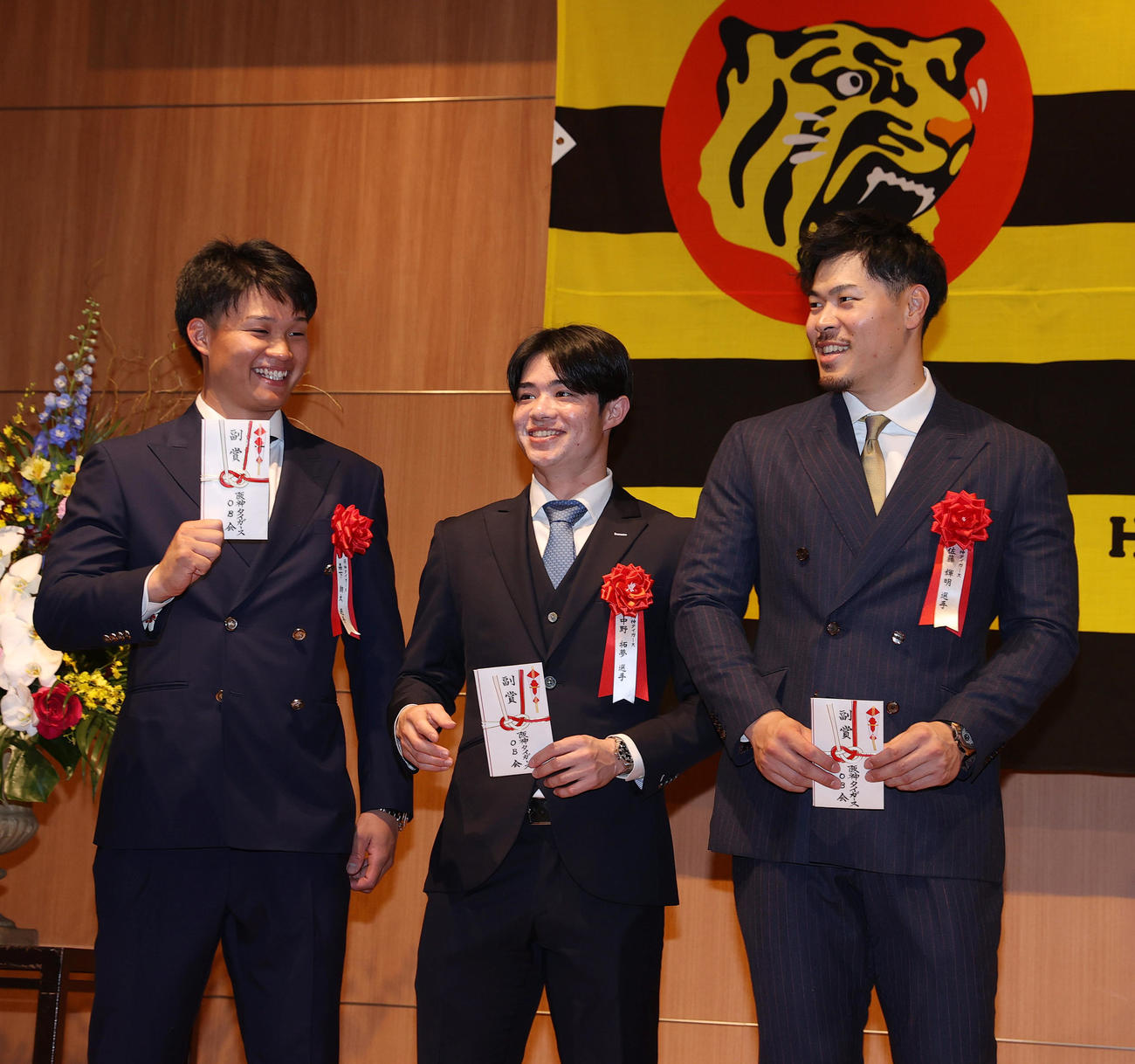阪神OB総会で表彰を受け笑顔を見せる、左から森下、中野、佐藤輝（撮影・上山淳一）