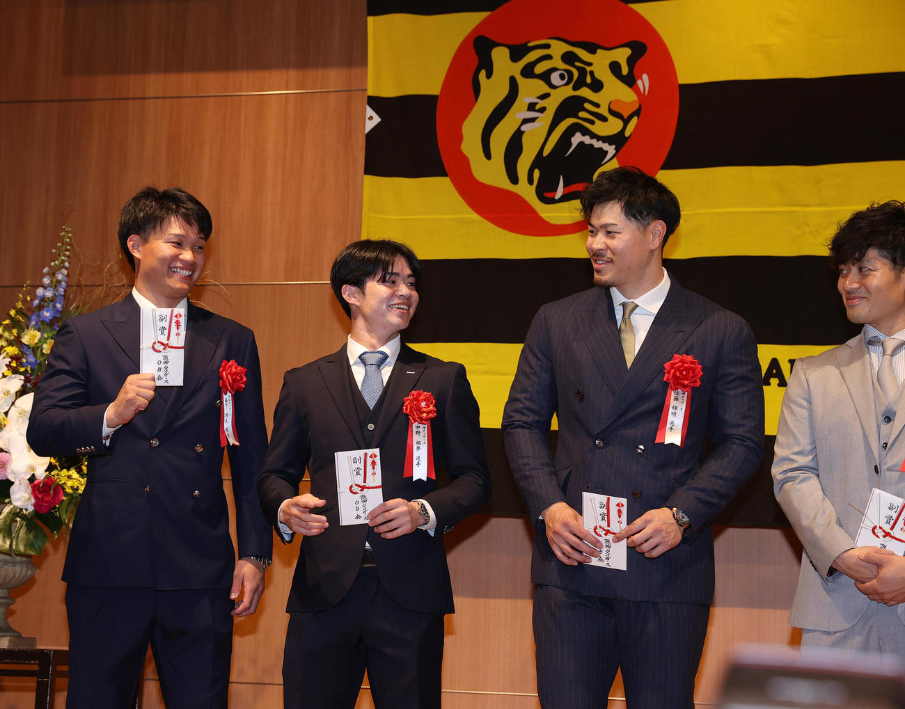 阪神OB総会で表彰を受け笑顔を見せる、左から森下、中野、佐藤輝、坂本（撮影・上山淳一）