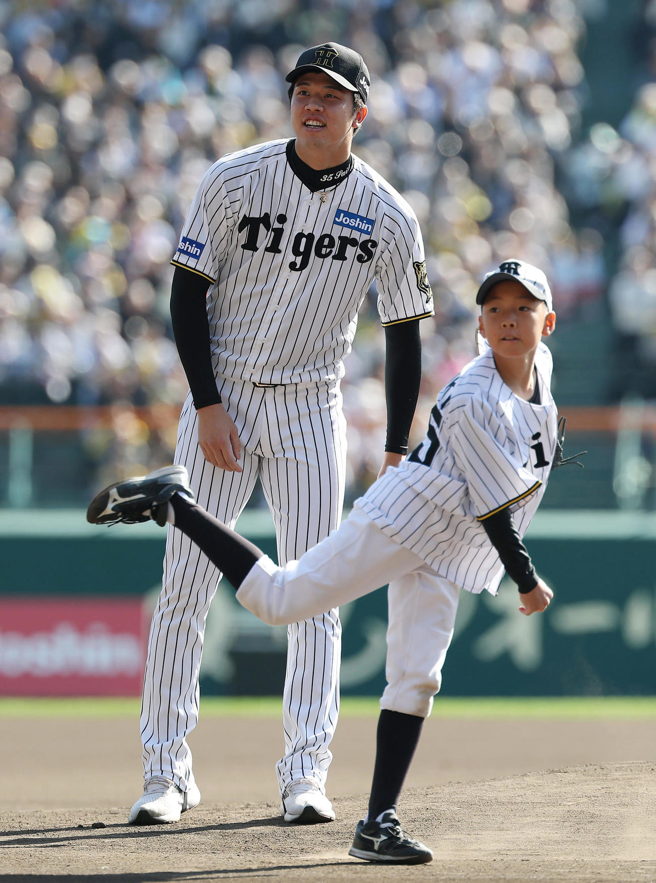 夢を叶える少年の投球を見守る阪神才木（撮影・前田充）
