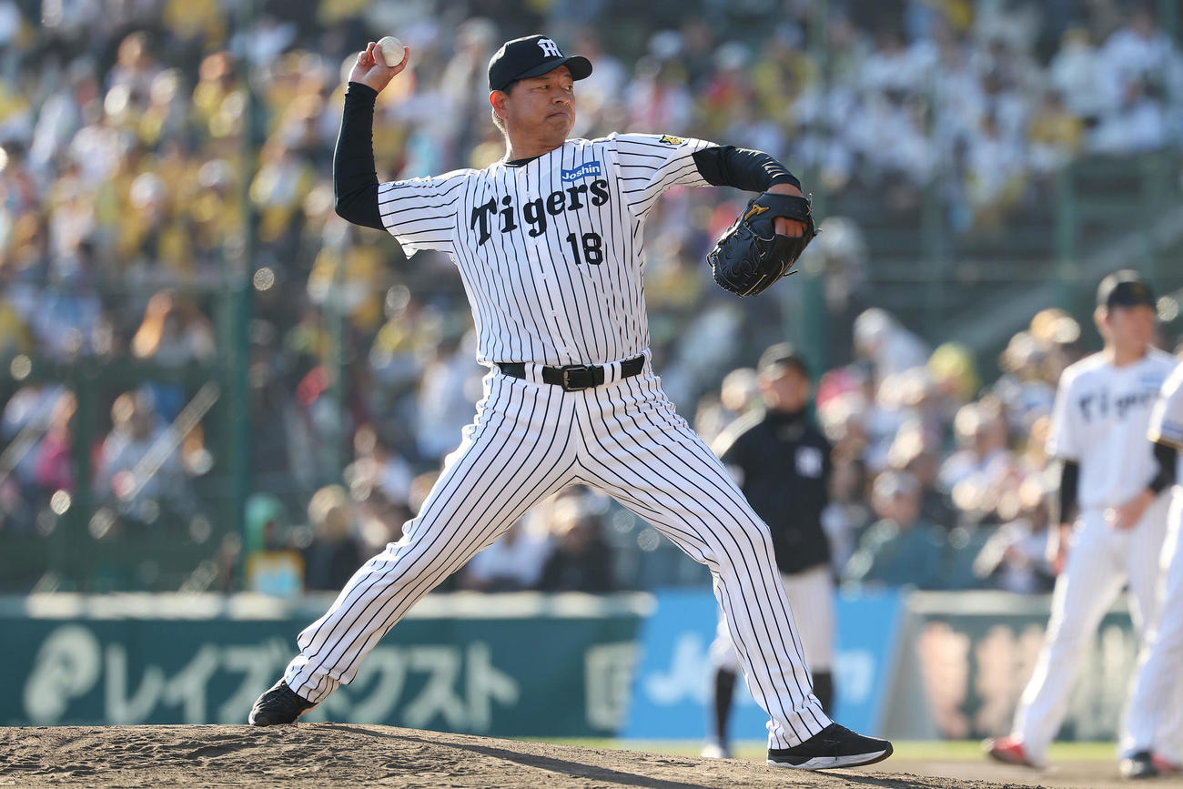 阪神ファン感謝デーで投球する阪神OBの藪氏（撮影・前田充）